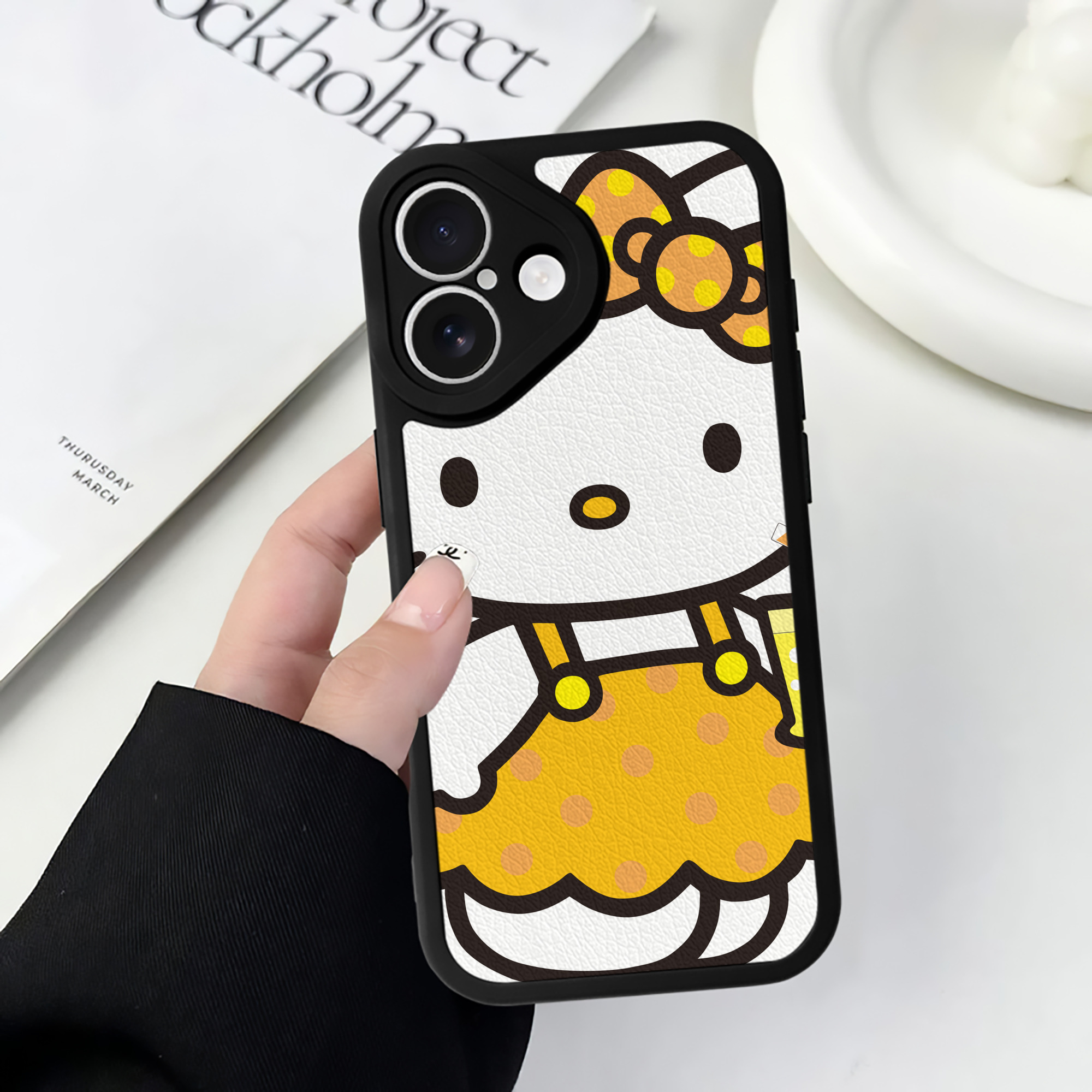 （画像用） Hello Kitty ハローキティ 【iPhone 16シリーズ対応】シリコンスマホケース（レザー調） 材質：シリコン